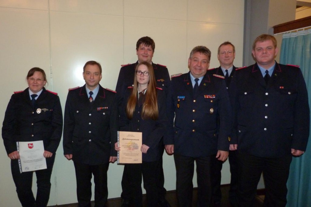 von links nach rechts: Melanie Berndt (25 Jahre aktiv), Michael Schalon, Saskia Pengel (Oberfeuerwehrfrau), Frank Dorn (Oberfeuerwehrmann), Claus Bauck, Michael Dornblüth, Florian Busse (Löschmeister) 